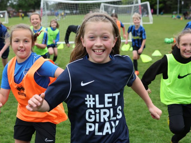 Inglaterra Alcança Meta Histórica e Garante Acesso Igualitário ao Futebol Feminino em 90% das Escolas