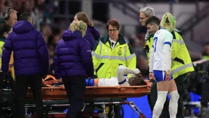 Michelle Agyemang sofrendo lesão de LCA