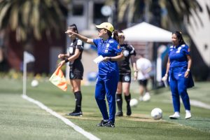 Técnica Camilla Orlando durante o amistoso