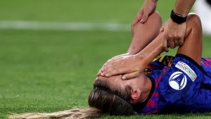 Alexia Putellas sofrendo lesão de LCA