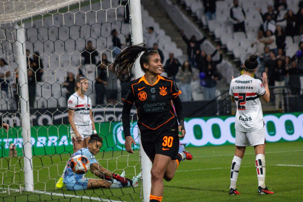 Jaqueline comemorando gol no Majestoso