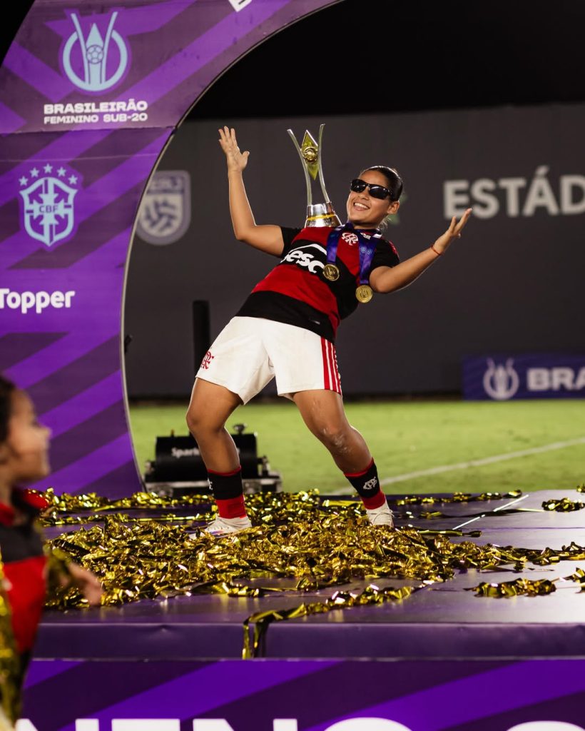 Emilly com a taça do Brasileirão Feminino Sub-20. Foto: Paula Reis/CRF