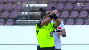 Momento que a árbitra aciona protocolo antidiscriminação na partida entre Ferroviária e São Paulo no Brasileirão Feminino Sub-20 | Reprodução: Sportv