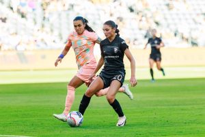 Além dos amistosos, Gisele Thompson também já enfrentou Marta na National Women's Soccer League (NWSL), principal campeonato feminino dos Estados Unidos | Reprodução / Angel City FC