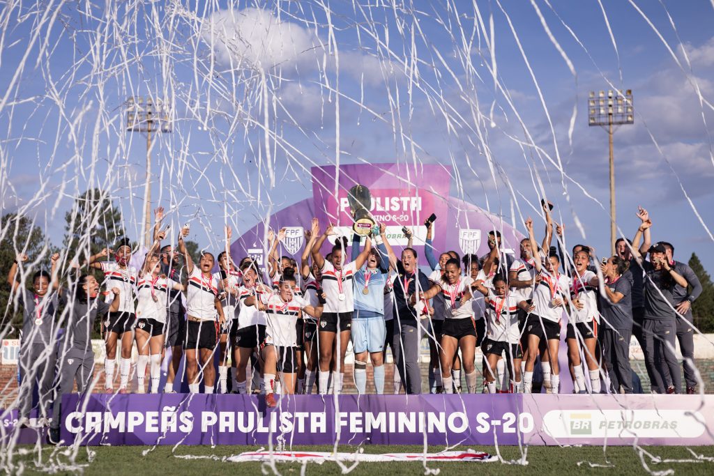 Base feminina do São Paulo comemorando o segundo título consecutivo do Paulistão Feminino Sub-20 em 2025 | Douglas Moreti/Ag.Paulistão