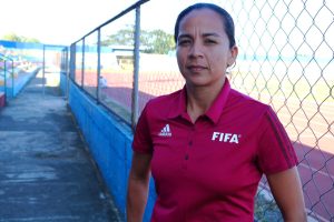 Tatiana Guzman é a primeira árbitra mulher assistente de vídeo da Nicarágua na Copa do Mundo | Reprodução / La Lupa