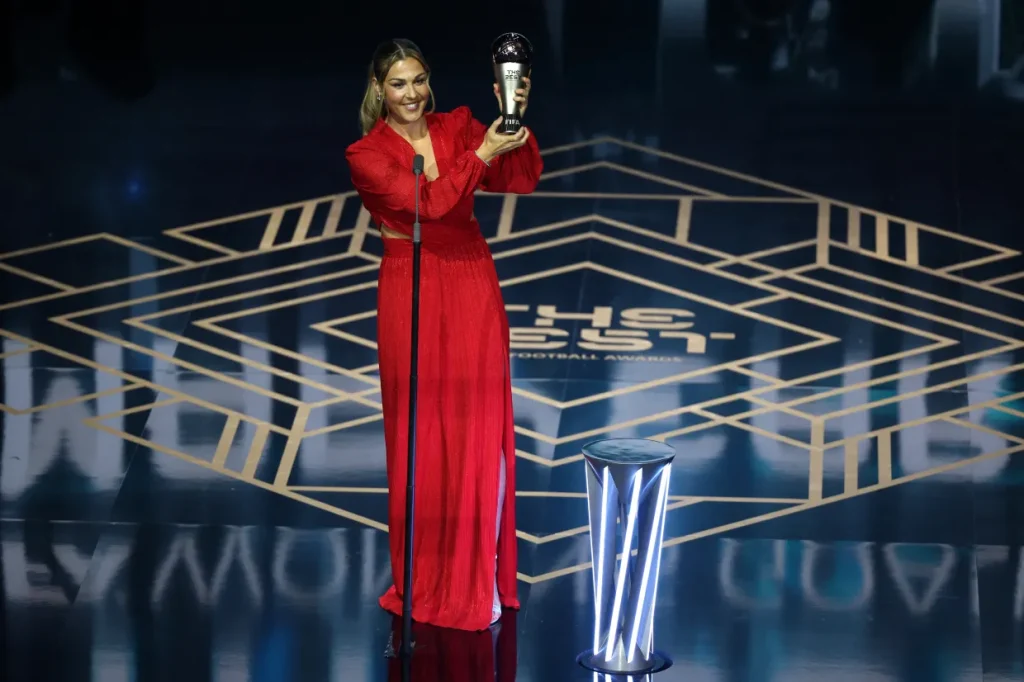 Mary Earps com o prêmio do The Best FIFA | AFP