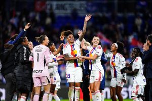 Tarciane (centro) e Lily Yohannes (de faixa branca a direita) no Lyonnes, da França | Daniel Derajinski/Icon Sport via Getty Images