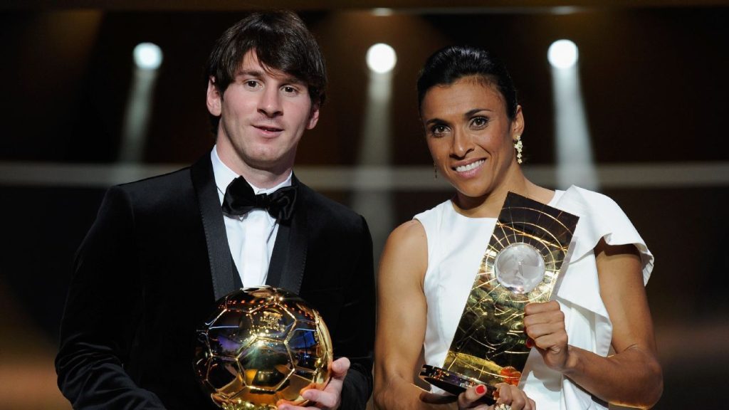 Marta e Messi posando para foto juntos em premiação. Foto: Getty Images