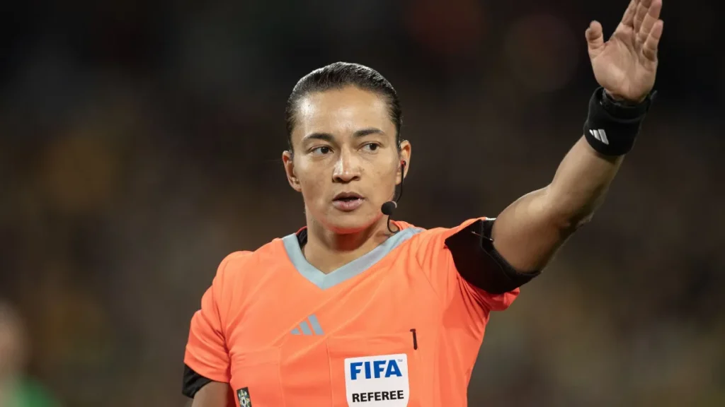 Edina Alves tornou-se a primeira mulher a apitar na Série A do Brasileirão masculino após um jejum de 14 anos sem árbitras centrais na competição | Joe Prior/Getty Images
