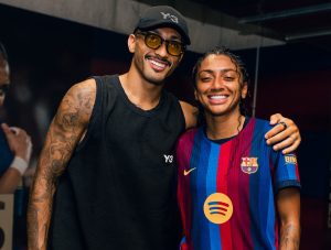 Raphinha e Kerolin se encontram no dia da estreia da jogadora no Barcelona Feminino | German Parga / Barcelona