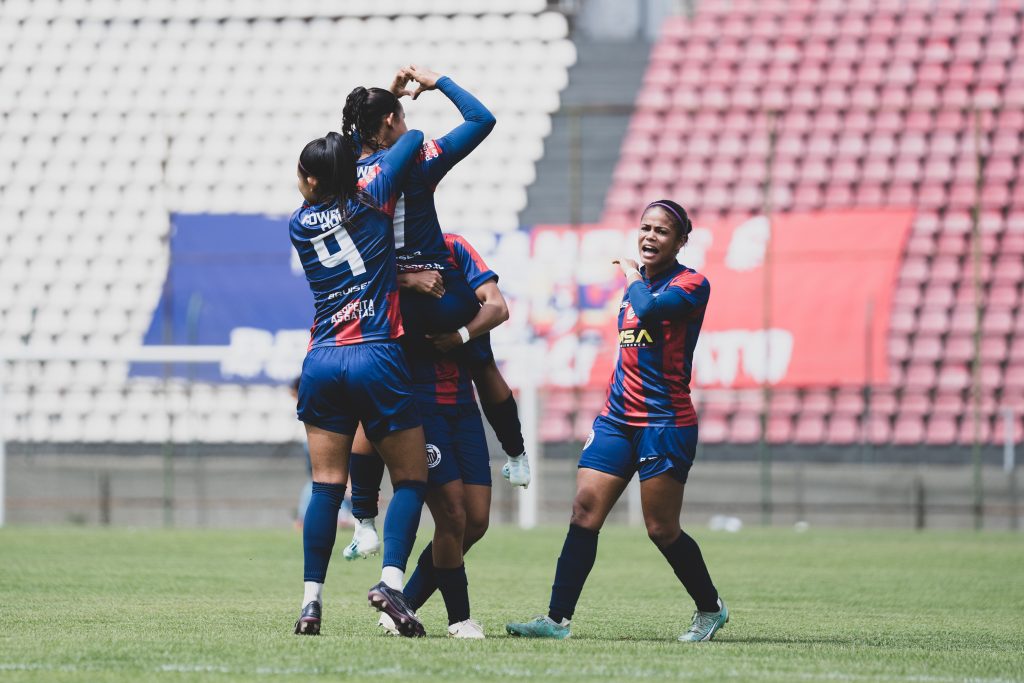 Jogadoras do Itabirito comemorando gol | Leonardo Rodrigues/Itabirito