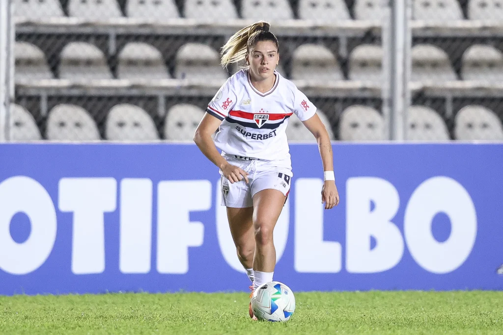 Carol Gil atuando com a camisa do São Paulo | Reprodução/ Staff Images Woman/ CONMEBOL