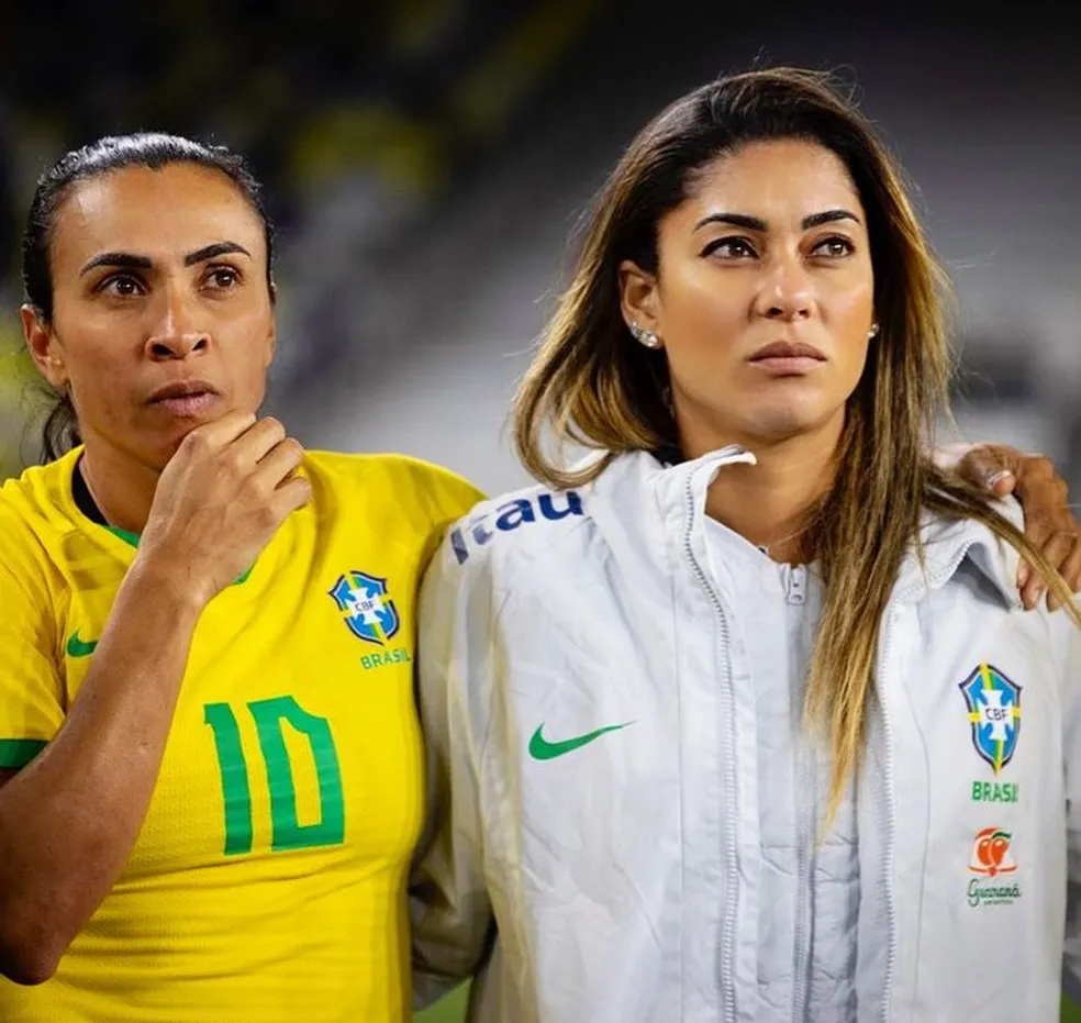Mayara Bordin ao lado de Marta quando era supervisora da seleção brasileira feminina | Reprodução/ Redes sociais