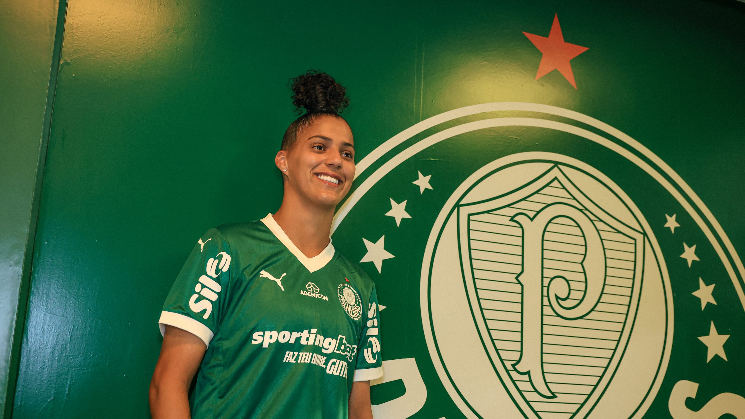 Palmeiras homenageia Amanda Gutierres