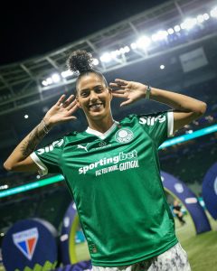 Palmeiras homenageia Amanda Gutierres
