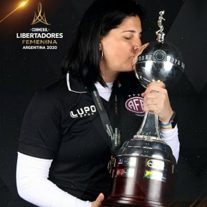 Lindsay Camila foi a primeira mulher a ganhar a Libertadores Feminina com treinadora