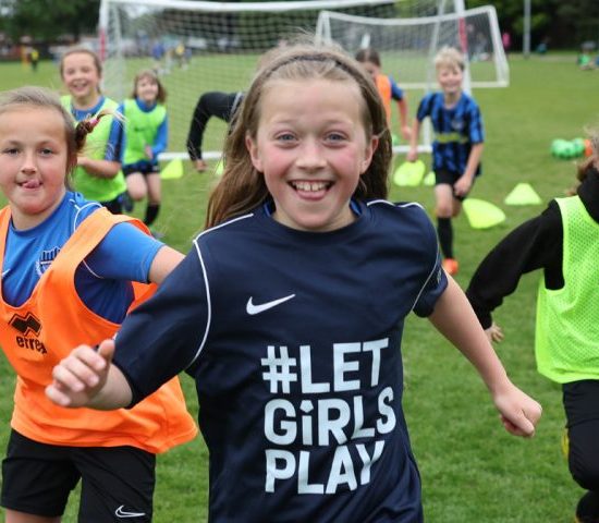Inglaterra Alcança Meta Histórica e Garante Acesso Igualitário ao Futebol Feminino em 90% das Escolas