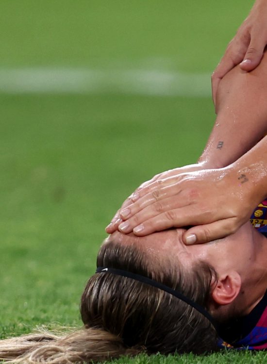 Alexia Putellas sofrendo lesão de LCA