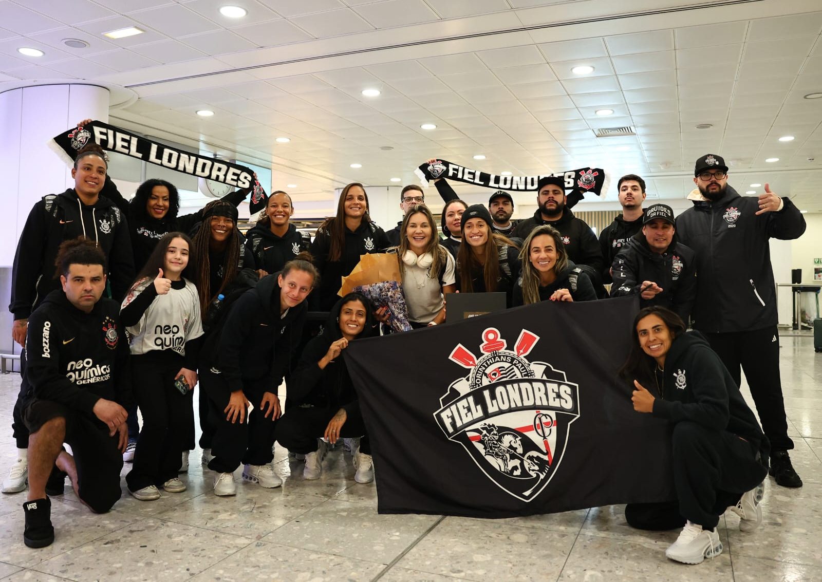 Fiel Londres e elenco no Corinthians