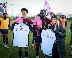 Tamires e atletas do Corinthian-Casuals