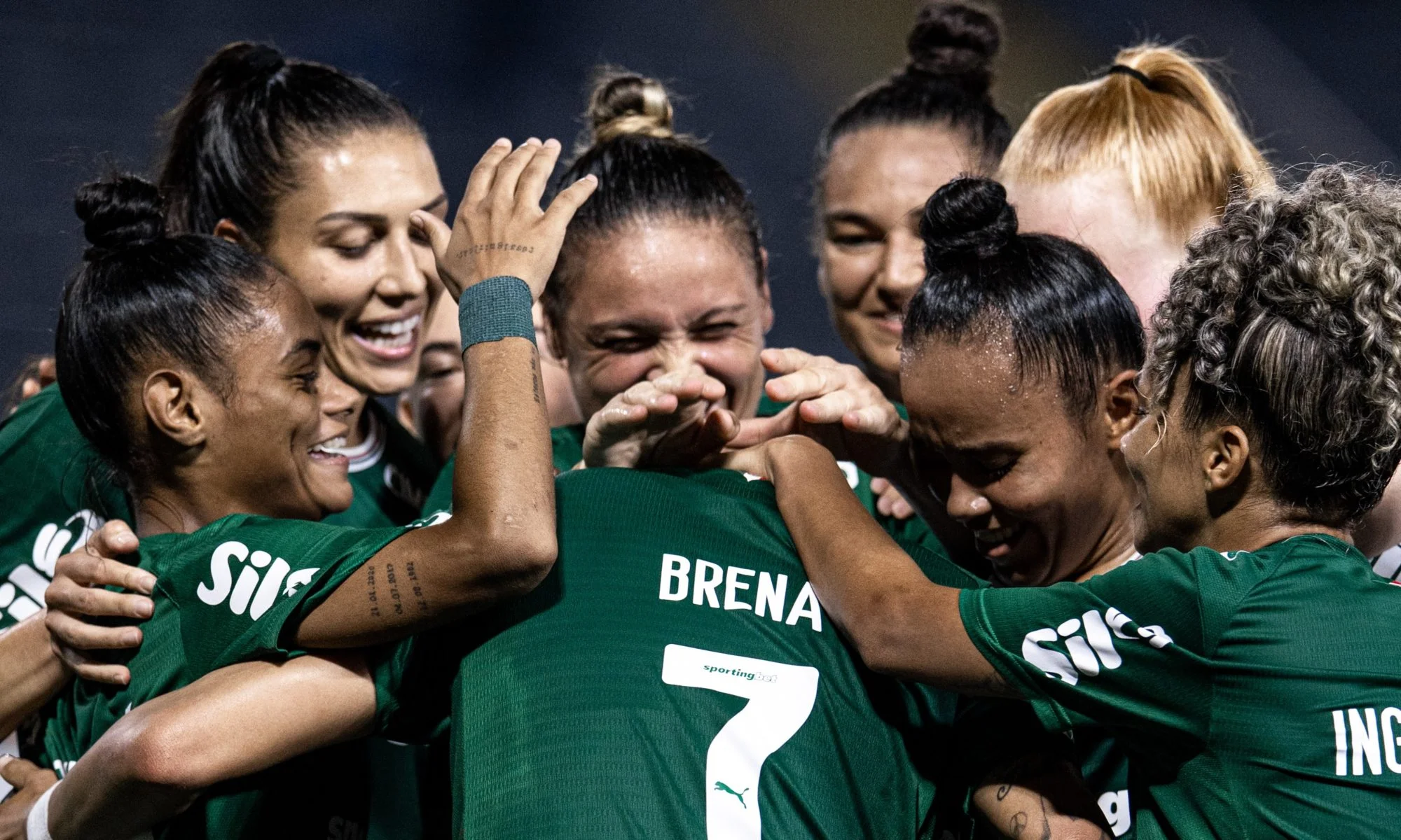 Com dois gols de Brena o palmeiras vence a partida