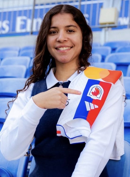 Giovanna Waksman após assinar seu primeiro contrato profissional aos 16 anos.