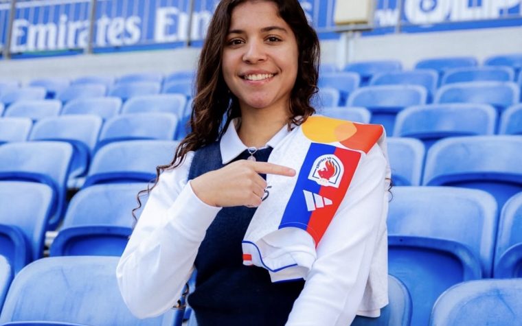 Giovanna Waksman após assinar seu primeiro contrato profissional aos 16 anos.