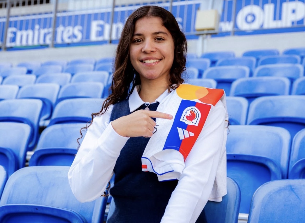 Giovanna Waksman após assinar seu primeiro contrato profissional aos 16 anos.