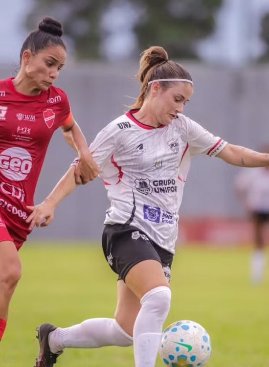 Ação é alvo de denúncias de atletas por salários atrasados e estrutura precária no futebol feminino