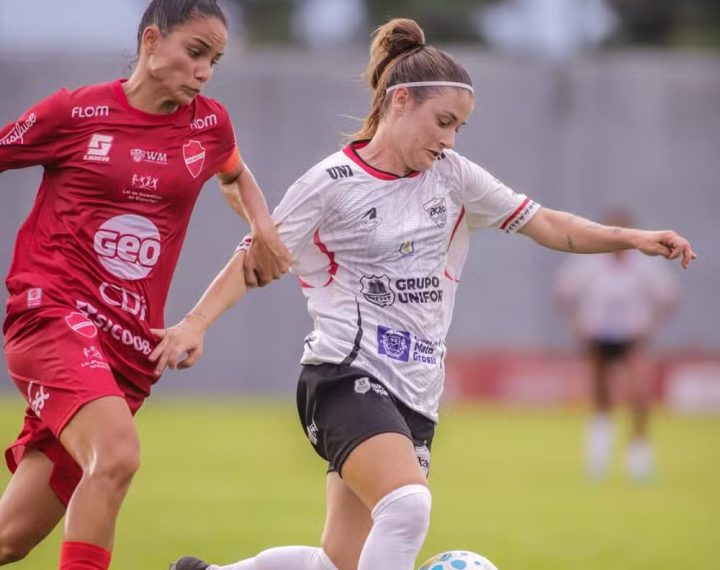 Ação é alvo de denúncias de atletas por salários atrasados e estrutura precária no futebol feminino