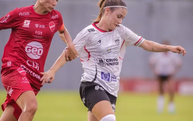 Ação é alvo de denúncias de atletas por salários atrasados e estrutura precária no futebol feminino
