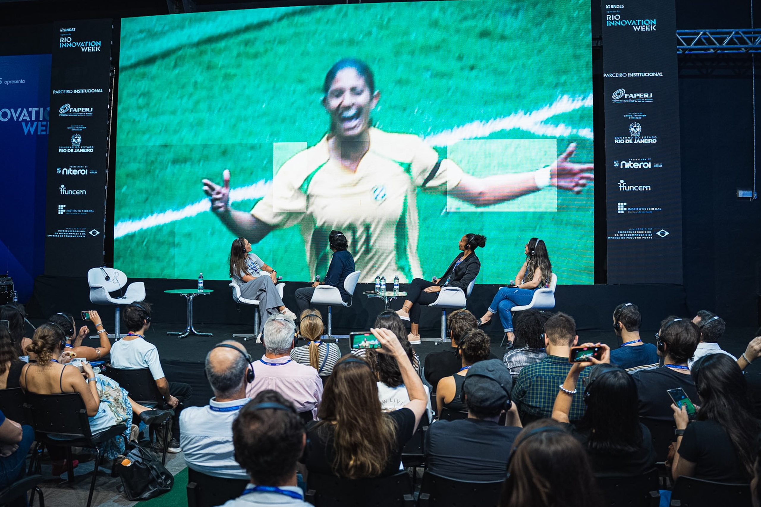 Rio Innovation Week debate futuro do futebol feminino com foco na Copa de 2027