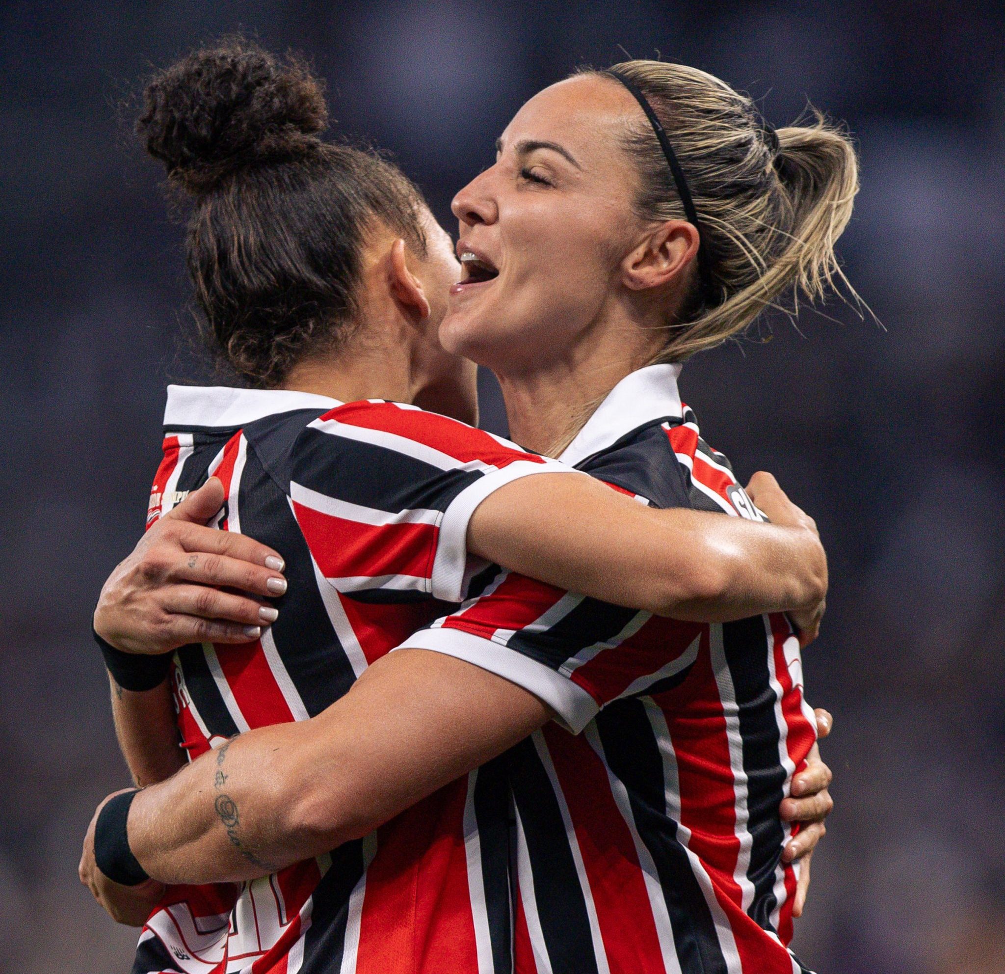 São Paulo quebra invencibilidade do Corinthians e sai na frente na final do Brasileirão Feminino