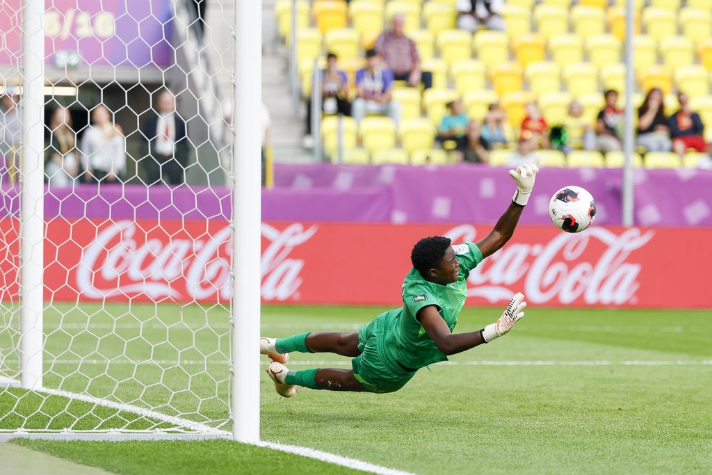 Thais Lima defendendo o primeiro pênalti da Seleção Estadunidense | Luciana Vermell / CBF