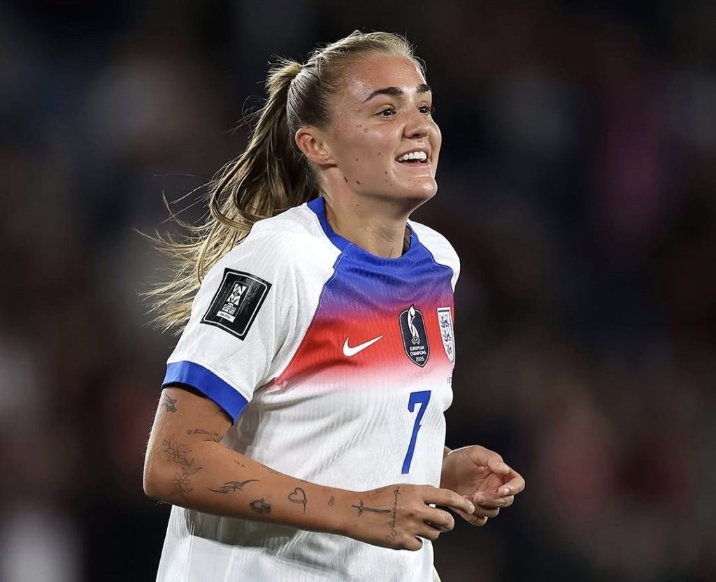 Stanway comemora gol marcado em partida contra a seleção grega nas eliminatórias para a Copa do Mundo 2027. Foto: Reprodução/ Instagram @lionesses