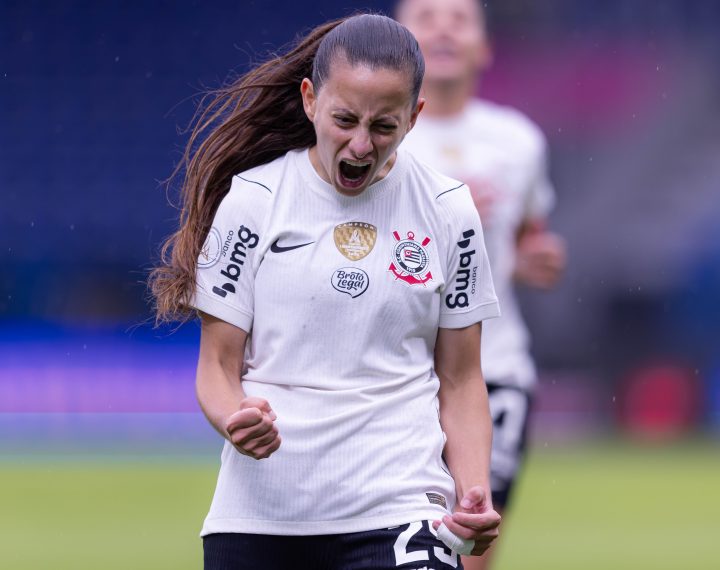 Corinthians goleia Santa Fe e fecha fase de grupos com 100% de aproveitamento