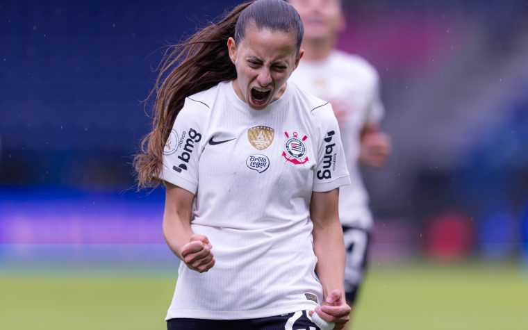 Corinthians goleia Santa Fe e fecha fase de grupos com 100% de aproveitamento