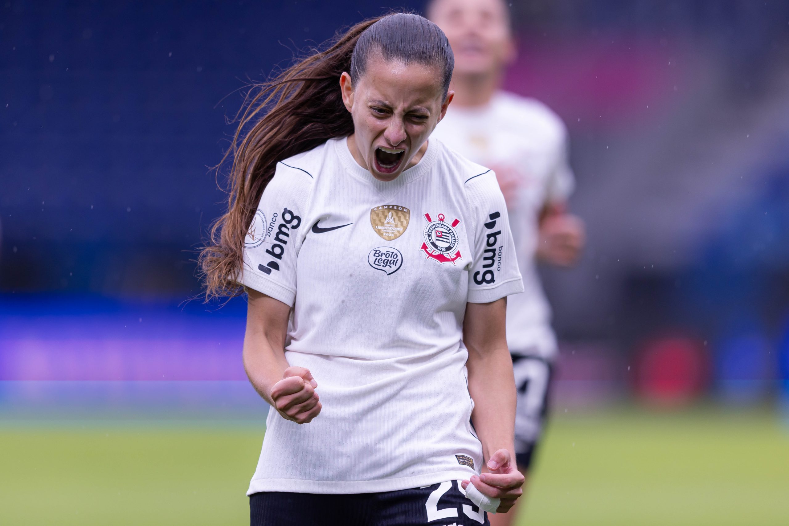 Corinthians goleia Santa Fe e fecha fase de grupos com 100% de aproveitamento