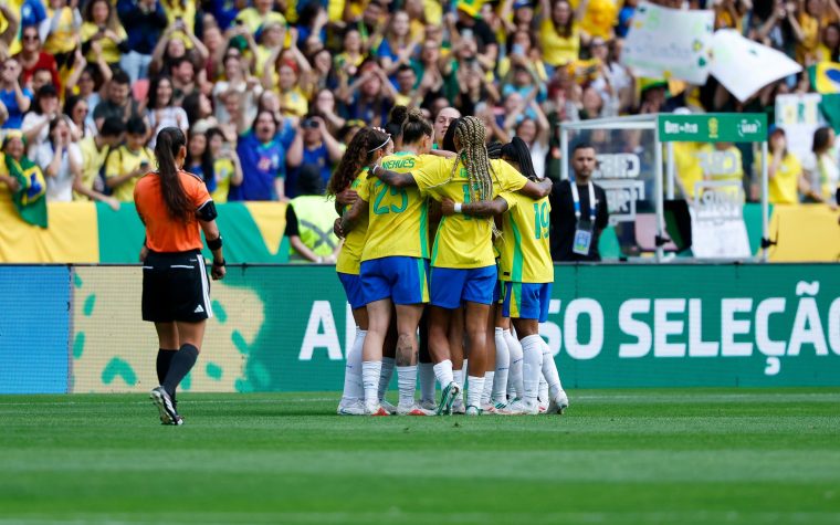 Com direito a gol de bicicleta, Brasil vence a Argentina em amistoso no Beira-Rio