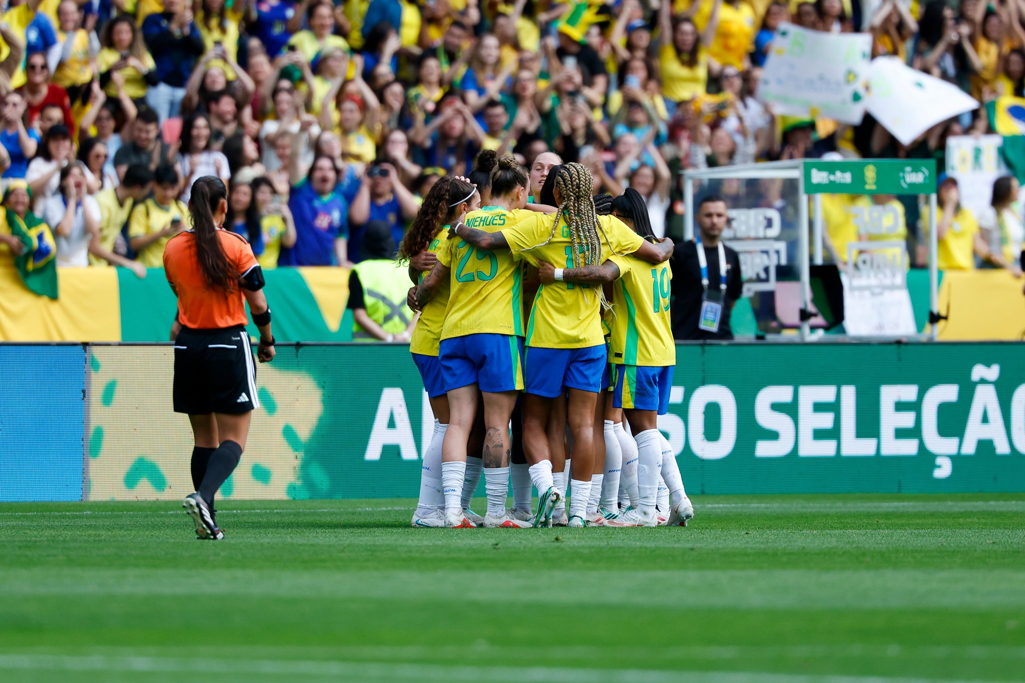 Com direito a gol de bicicleta, Brasil vence a Argentina em amistoso no Beira-Rio
