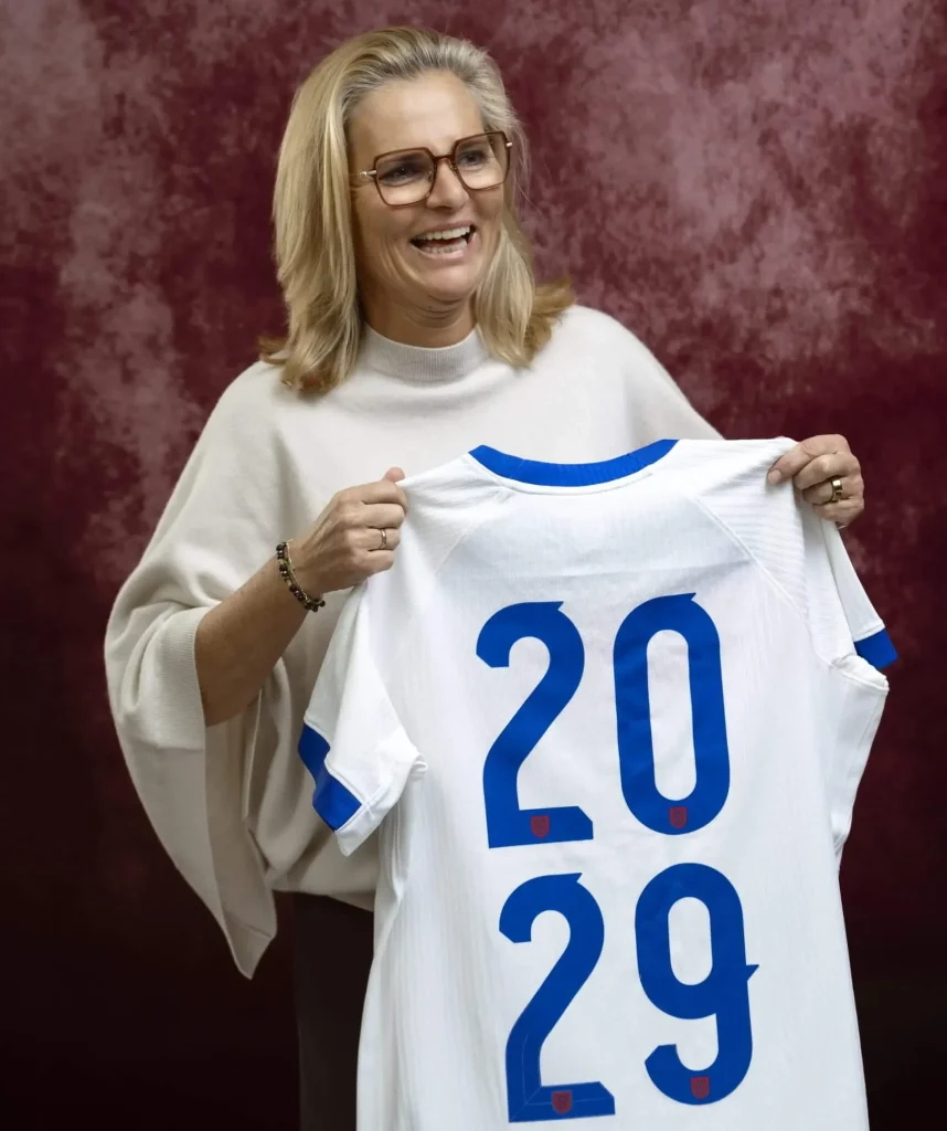 O contrato de Wiegman a mantém como treinadora da Seleção Inglesa Feminina até 2029 | Getty Images via The FA