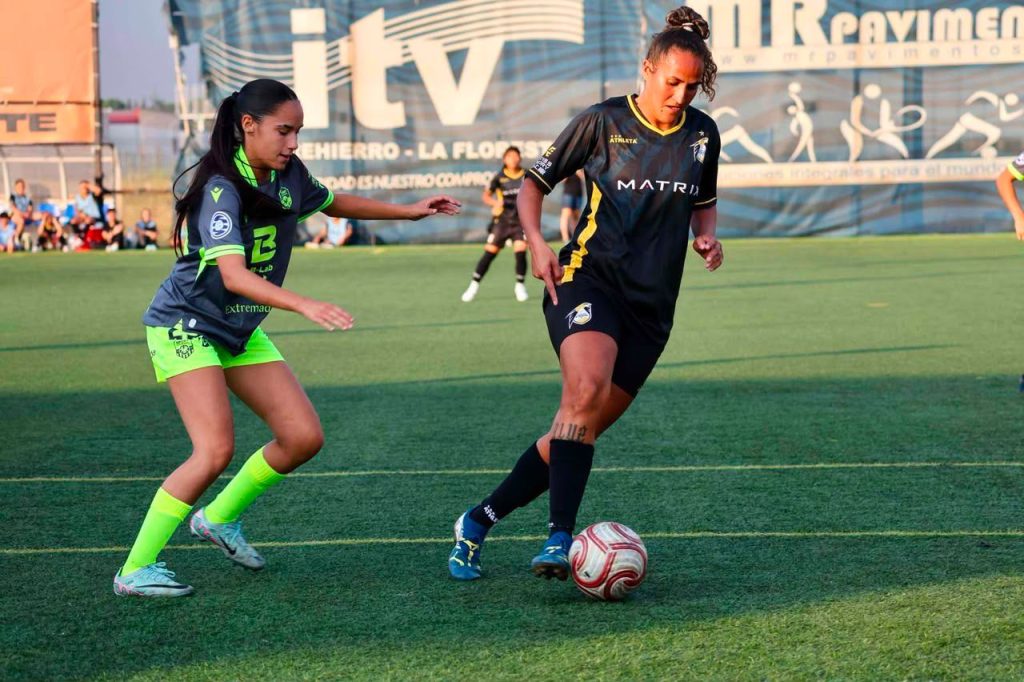 Flávia Giovanna pelo Kaohsiung Attackers | Divulgação/ Vibes Sport Marketing