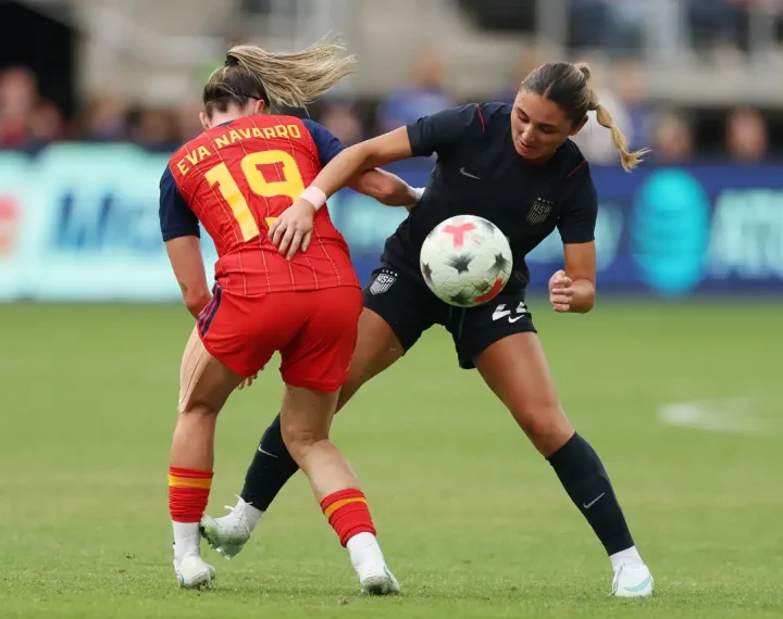 Espanha vence os Estados Unidos com gols de Patri Guijarro e Eva Navarro