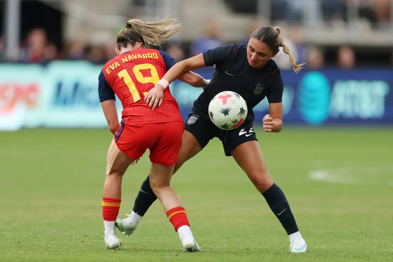 Espanha vence os Estados Unidos com gols de Patri Guijarro e Eva Navarro