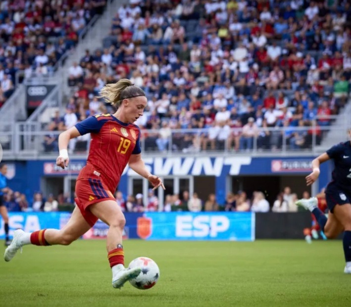 Eva Navarro enfrenta marcação durante amistoso contra os Estados Unidos | Reprodução/ Getty Images